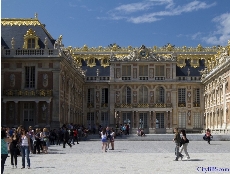 法国凡尔赛宫，这座宏伟的皇家宫殿内有2,300间房间，67个楼梯和5,210件家具。 ...