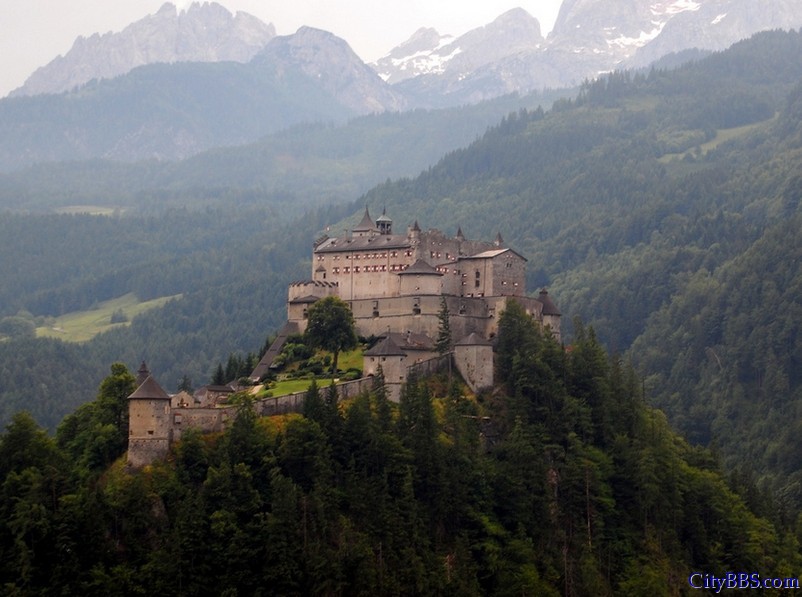 奥地利上施特维茨堡，这座城堡是奥地利最宏伟的中世纪城堡之一，它高约520英尺（约158.5米），天气晴朗时， ...