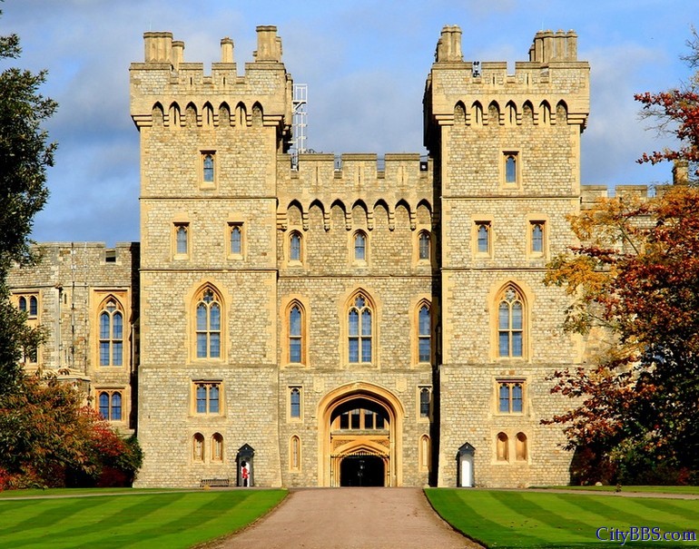 英国温莎城堡，建于11世纪，它是英国王室的行宫，同时也是世界上最大、最古老且仍有人居住的城堡。 ...
