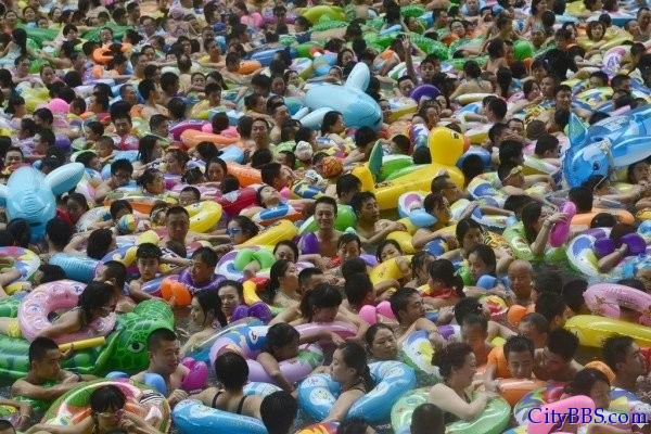 “中国死海”四川省遂宁死海景区万人冲浪，人挤人场面令人震惊