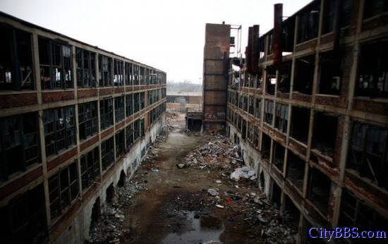 美国底特律，帕卡德汽车公司的废弃工厂，已经丝毫看不出汽车厂的影子