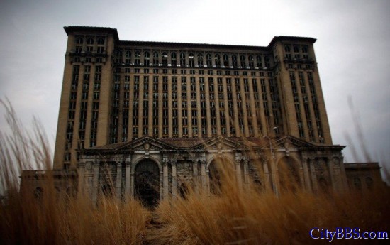 美国密歇根州底特律废弃的中央车站，野草丛生，景象荒凉