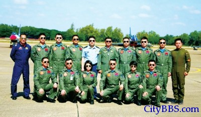 中国空军歼-10表演机首次在泰国升空表演
