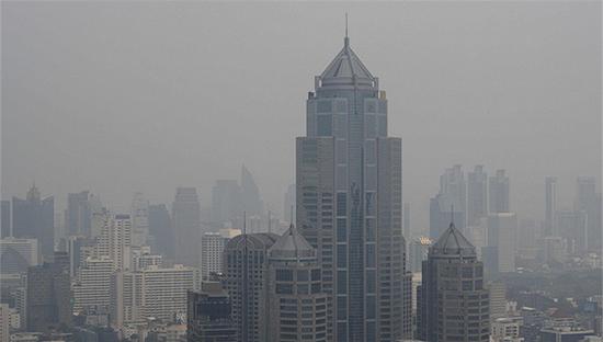 泰国曼谷，建筑被雾霾笼罩