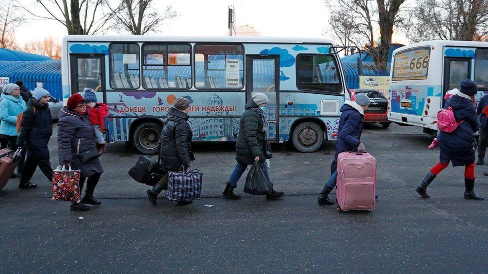 顿涅茨克市居民接到疏散命令后带着行李登上公交车