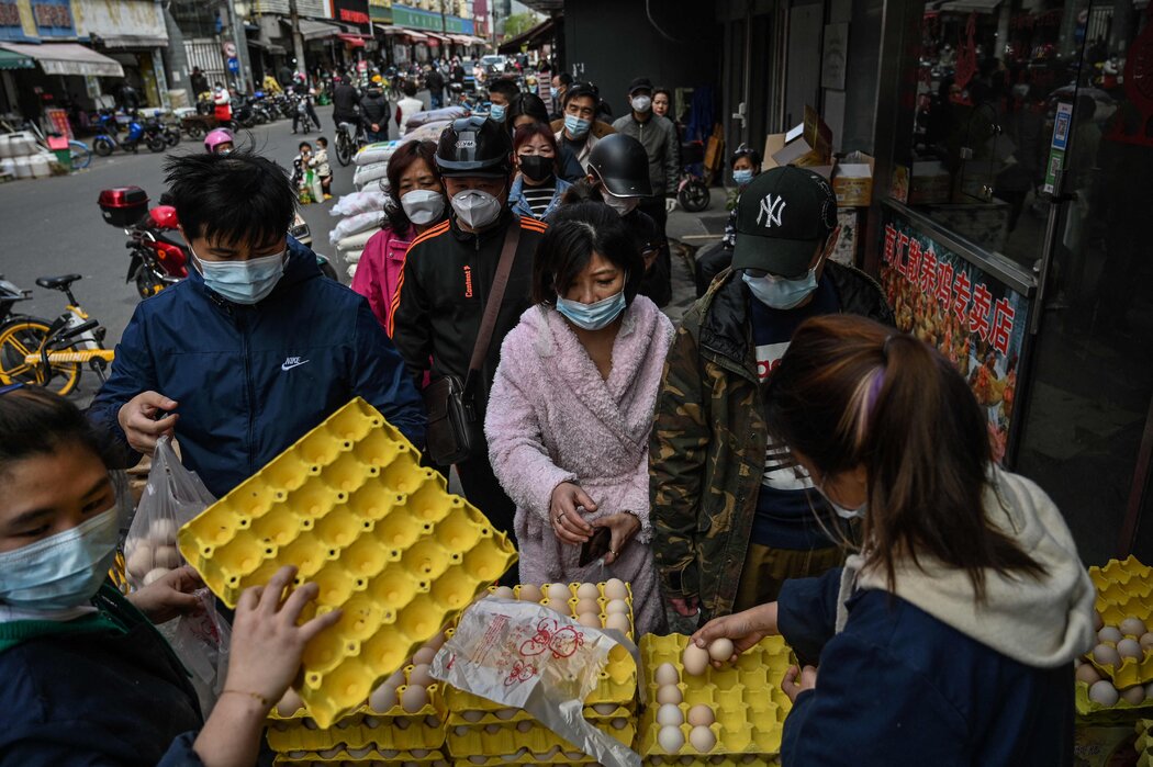 上海民众排队购买鸡蛋，摄于周一。居民们忙着囤积食品，以防无法出门。