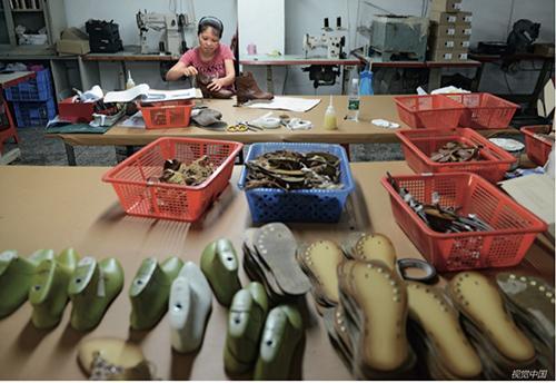 东莞市一位鞋厂的女工正在加紧生产