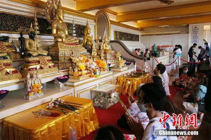 泰国曼谷，民众在一处佛寺内礼佛
