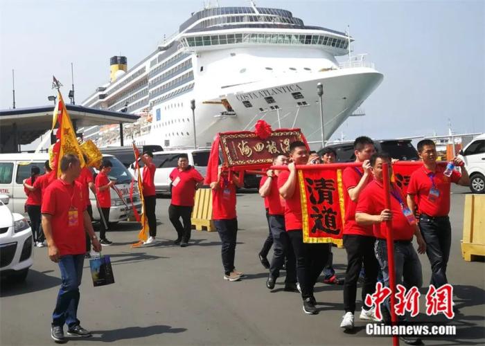 湄洲妈祖在2300位信众的护航下抵达菲律宾马尼拉港国际邮轮码头