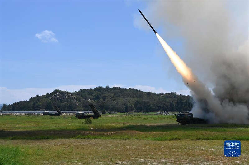 东部战区陆军某旅组织远火分队在台湾海峡组织实弹射击