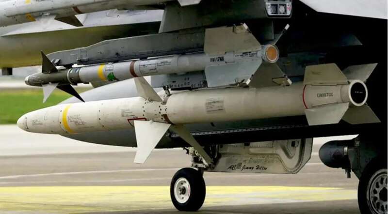 一枚AGM-88导弹挂载在美军F-16战斗机上