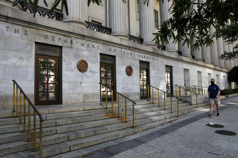 在美国华盛顿特区的美国财政部总部可以看到标牌
