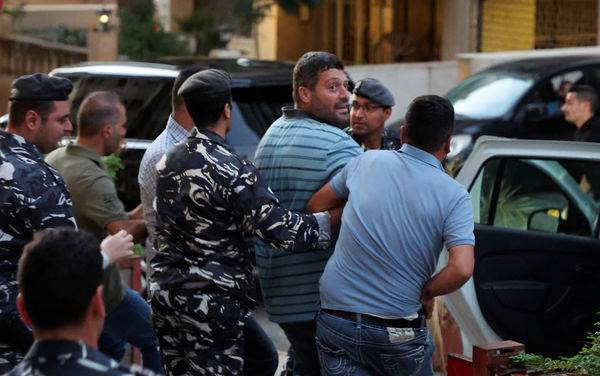 黎巴嫩7名孩子的父亲斯利姆（Jawad Slim）不惜持枪抢银行，只为了领出自己的毕生积蓄 ...