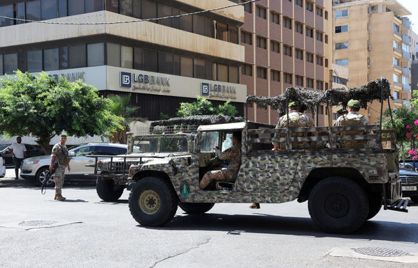 黎巴嫩军队士兵被部署在银行外，以防发生武装冲突
