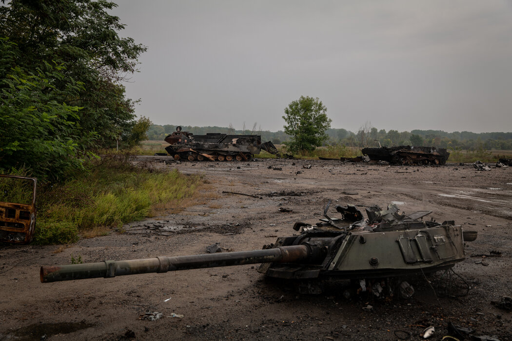 乌克兰巴拉克里亚郊区的俄罗斯军用车辆残骸。