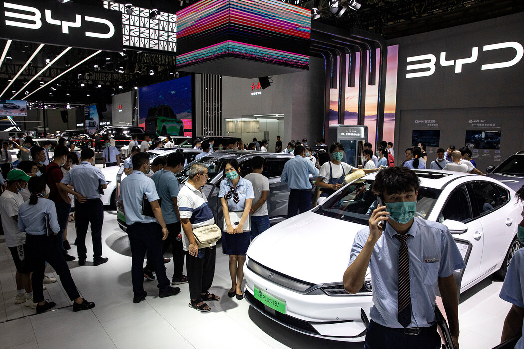 中国最大的电动汽车制造商比亚迪在中国武汉的车展上展示自己的产品