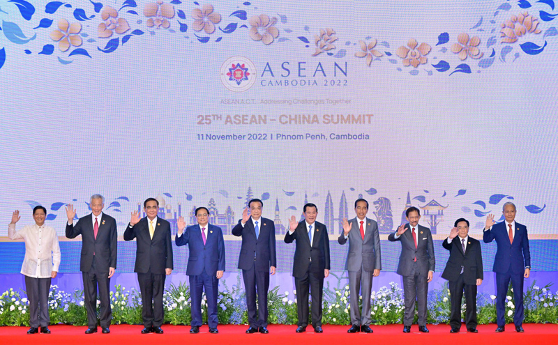 李克强在金边出席第25次中国东盟领导人会议