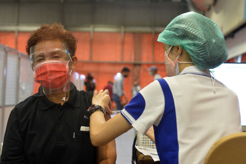这是市民在泰国曼谷接种中国科兴新冠疫苗
