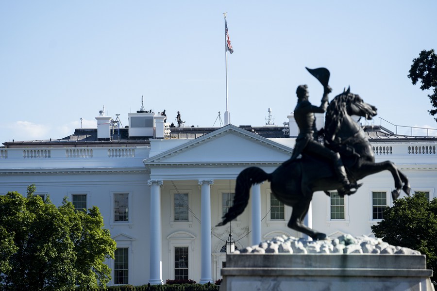 美国总统拜登8月16日在白宫签署《通胀削减法案》。这是当日在美国首都华盛顿拍摄的白宫 ...