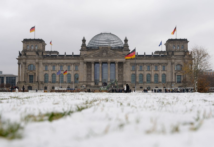 11月20日，在德国柏林，德国国会大厦前的草坪被积雪覆盖