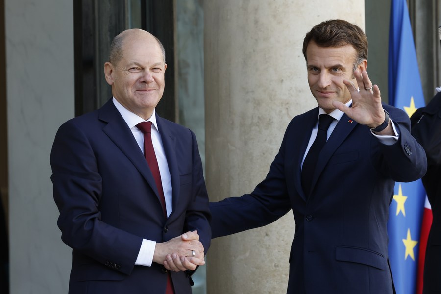 10月26日，在法国巴黎，法国总统马克龙（右）在总统府爱丽舍宫迎接德国总理朔尔茨 ...