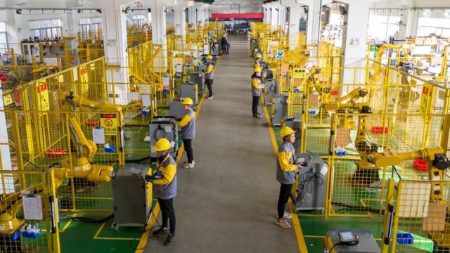 12月12日江苏一家工业机器人制造企业的车间