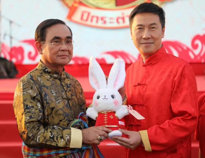 泰国总理巴育手捧2023年“欢乐春节”吉祥物向中泰两国人民拜年