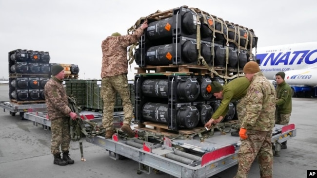 乌克兰军人在基辅郊外的鲍里斯波尔机场搬运美国援助的标枪反坦克导弹