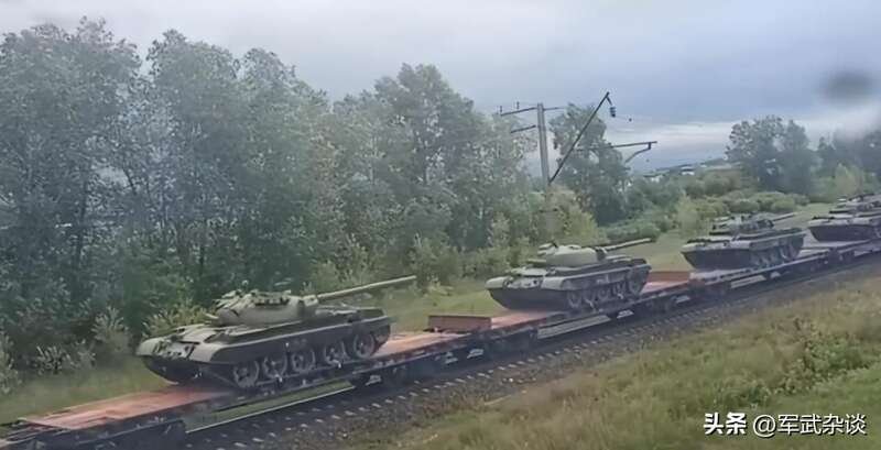 俄军启封后增援前线的T-62主战坦克