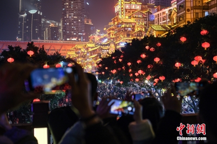 重庆洪崖洞璀璨夜景吸引众多游客前来打卡拍照