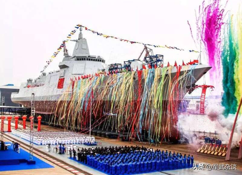 首艘055大型导弹驱逐舰“南昌”舰在2017年下水