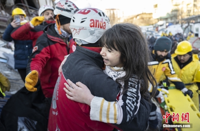 土耳其强震搜救工作持续进行，救援人员在废墟中寻找幸存者