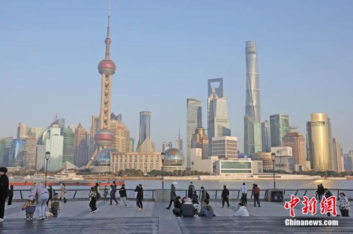 2023年2月，上海外滩景观平台上游客众多