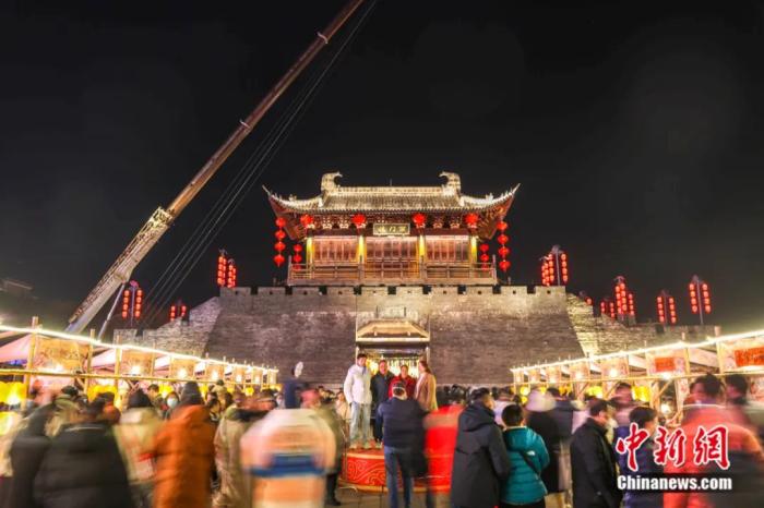 2023年春节假期期间，江西赣州江南宋城历史文化街区，不少游客来此游玩