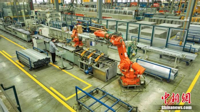 2023年2月，在浙江省湖州市南浔经济开发区一生产车间内，工人们正操作智能机械臂生产线 ...