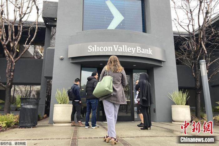 人们站在位于加州圣克拉拉的硅谷银行门口