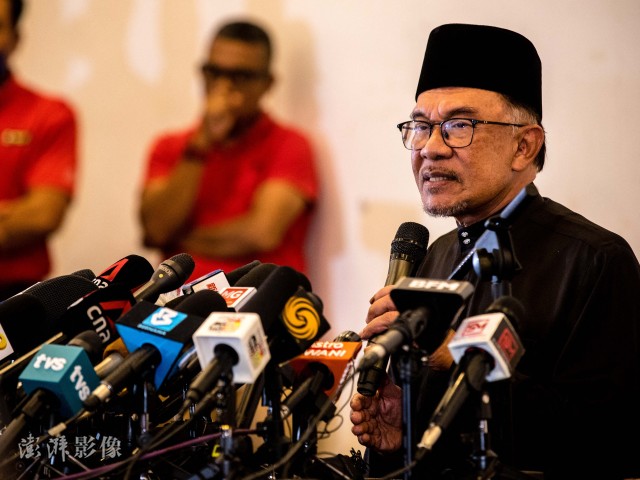 当地时间11月24日，安瓦尔当选马来西亚第10任总理，召开首次官方新闻发布会 ...