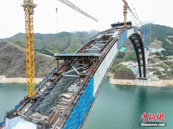 3月19日，航拍位于广西河池市天峨县的天峨龙滩特大桥建设现场