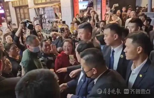 “能看出马先生很兴奋、激动,从贾谊故居走出来后,他主动走过来握手、招手。”“马先生人非常和蔼,跟我们 ... “能看出马先生很兴奋、激动,从贾谊故居走出来后,他主动走过来握手、招手。”“马先生人非常和蔼,跟我们 ...