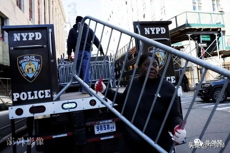 纽约警察最近都在加班加点，该装护栏的装护栏，该设置障碍的赶紧设置障碍 ...