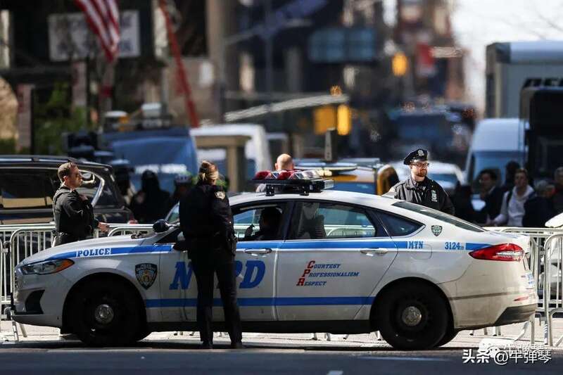 纽约警察最近都在加班加点，该装护栏的装护栏，该设置障碍的赶紧设置障碍 ...