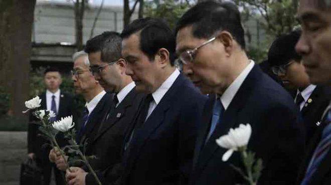 马英九来到重庆梅花山麓的张自忠将军墓凭吊,在张自忠塑像前久久肃立 马英九来到重庆梅花山麓的张自忠将军墓凭吊,在张自忠塑像前久久肃立