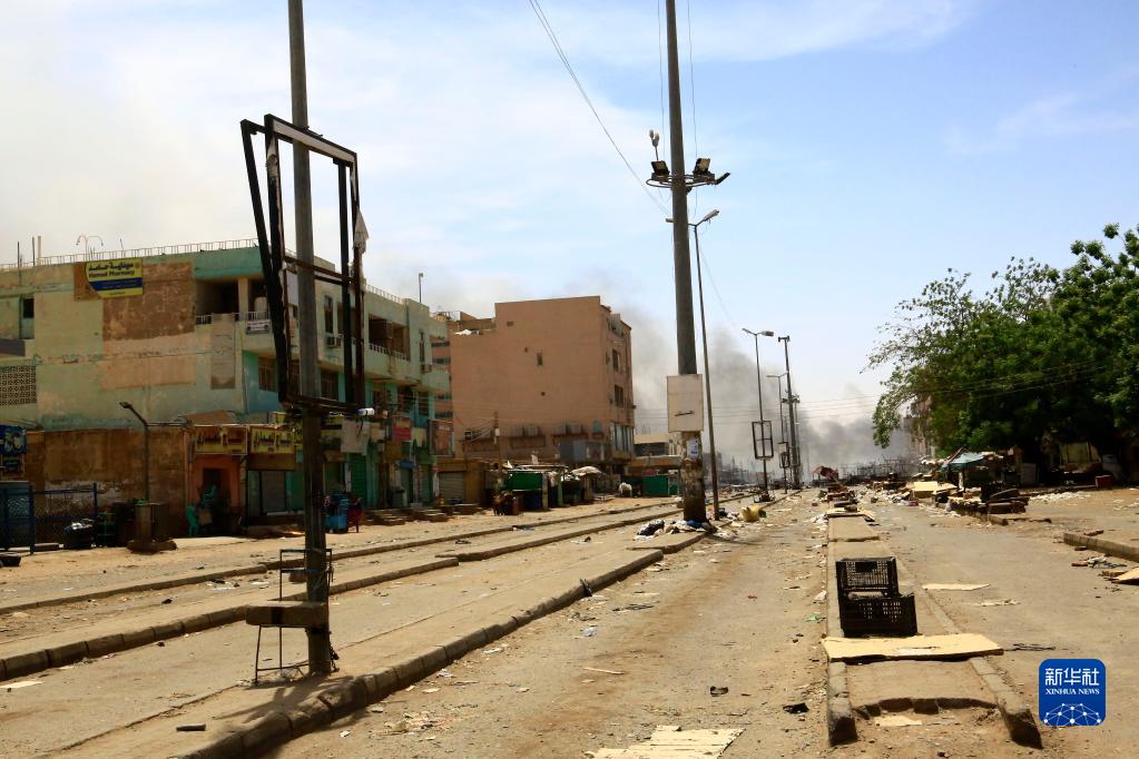 4月18日在苏丹喀土穆拍摄的街头景象