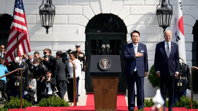 韩国总统尹锡悦访美，同美国共同发布《华盛顿宣言》。其中，最重要的一条是，美韩将加强核合作。美国将在时 ...