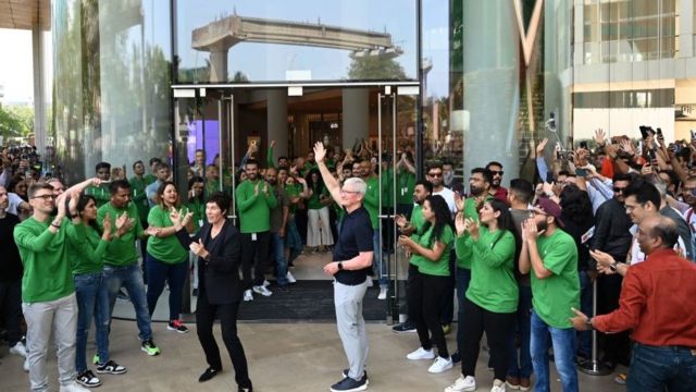 4月18号，印度首家苹果店开幕，苹果CEO库克出席开幕仪式