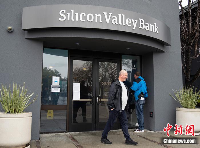 一名男子从美国加州圣克拉拉市硅谷银行总部门前经过