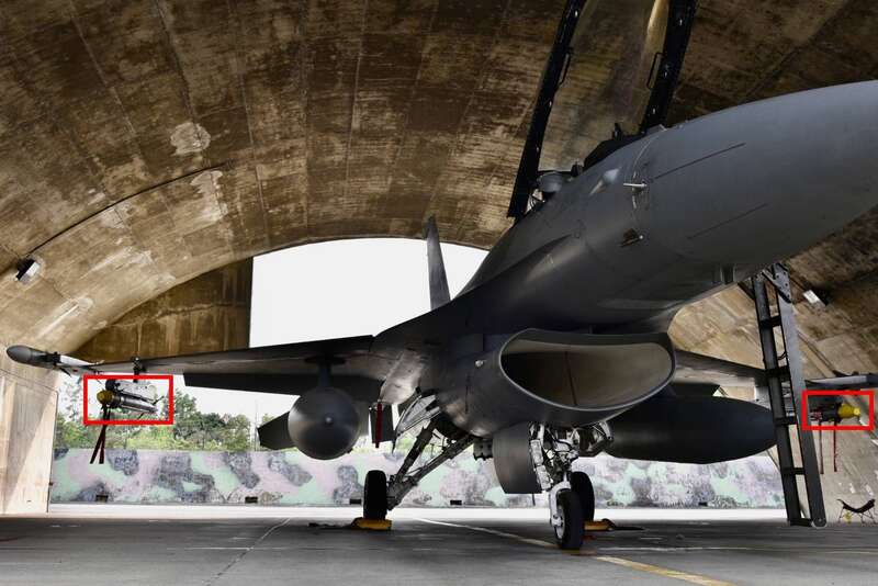 台防务部门公开了嘉义四联队的F-16挂载AIM-9X（红框处）进行值班的画面