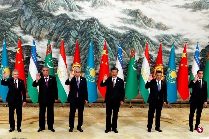（从左至右）乌兹别克斯坦总统米尔济约耶夫、塔吉克斯坦总统拉赫蒙、哈萨克斯坦总统托卡耶夫、中国国家主席 ...