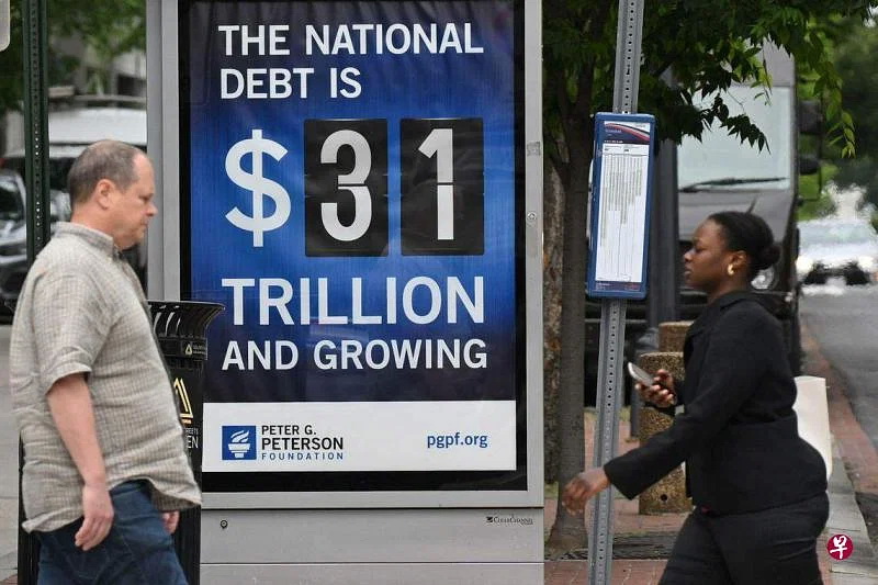 华盛顿特区的一广告牌显示美国国家债务达31万亿美元，且还在持续增加