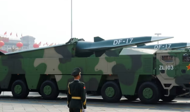 携带高超音速导弹的军车在庆祝中华人民共和国成立70周年的阅兵式上驶过天安门广场 ...